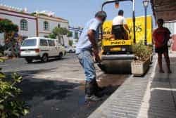El Ayuntamiento de Mogán repara el asfalto de la Avenida del Castillete