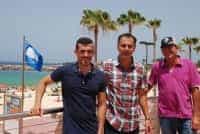 El Concejal de Turismo iza las Banderas Azules en la Playa de Amadores, Playa de Mogán y el Puerto de Mogán