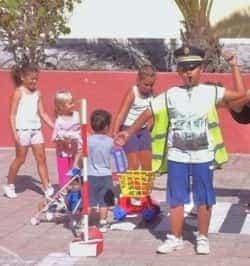 Los niños de la Escuela de Verano de Arguineguín aprenden normas y señales de seguridad vial