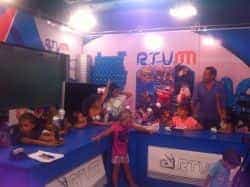 Los niños de la Escuela de Verano visitan RTV Mogán