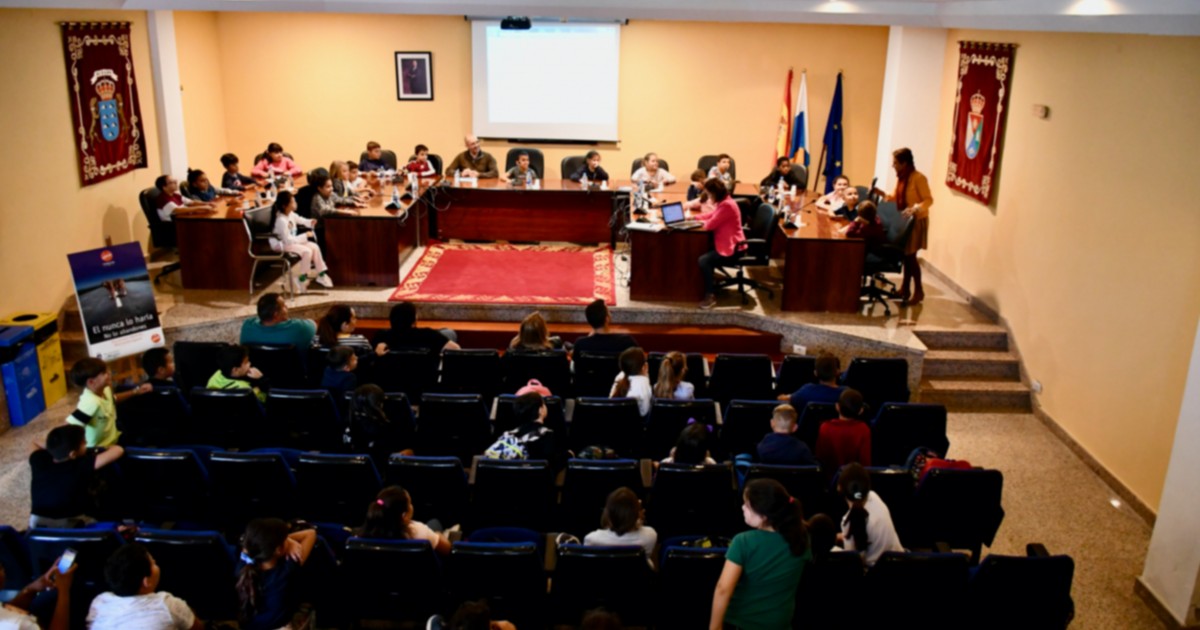 Mogán celebra un pleno con alumnado de 3º de Primaria del CEIP Playa de Arguineguín