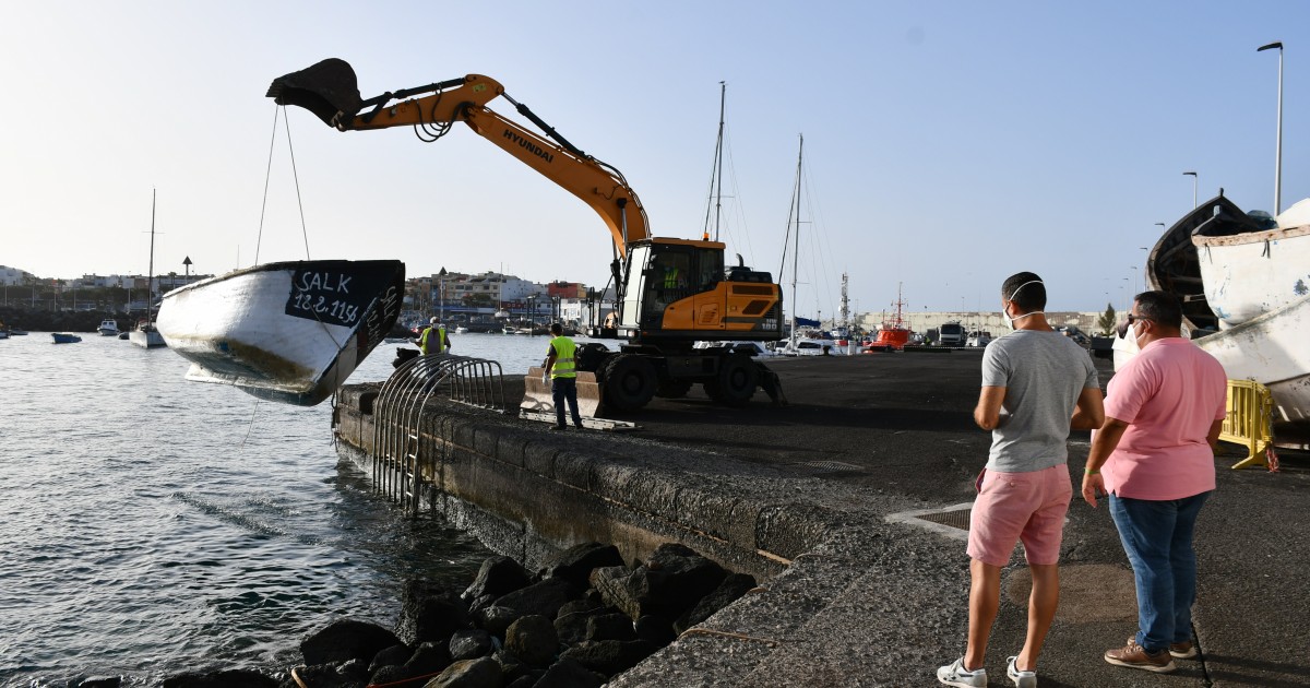 Comienza la retirada de cayucos y pateras en el Muelle de Arguineguín