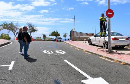 El Ayuntamiento modifica el sentido de  la circulación en tres calles de la zona alta de Puerto Rico y Amadores