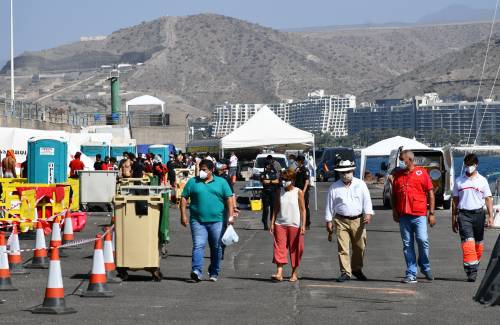 Onalia Bueno y Díaz Tejera claman una solución urgente para los 352 migrantes que permanecen en el Muelle de Arguineguín