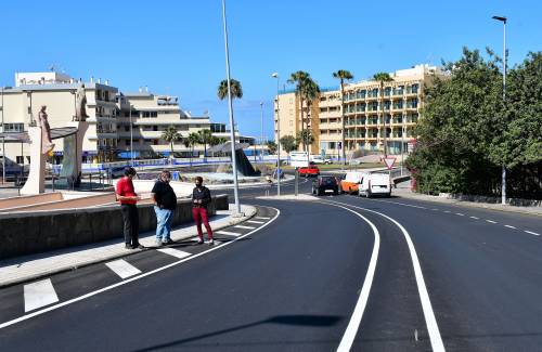 Onalia Bueno visita las calles recién asfaltadas de Arguineguín