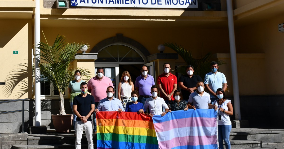 El Ayuntamiento de Mogán luce la bandera arcoíris y trans con motivo del Orgullo LGTBIQ+