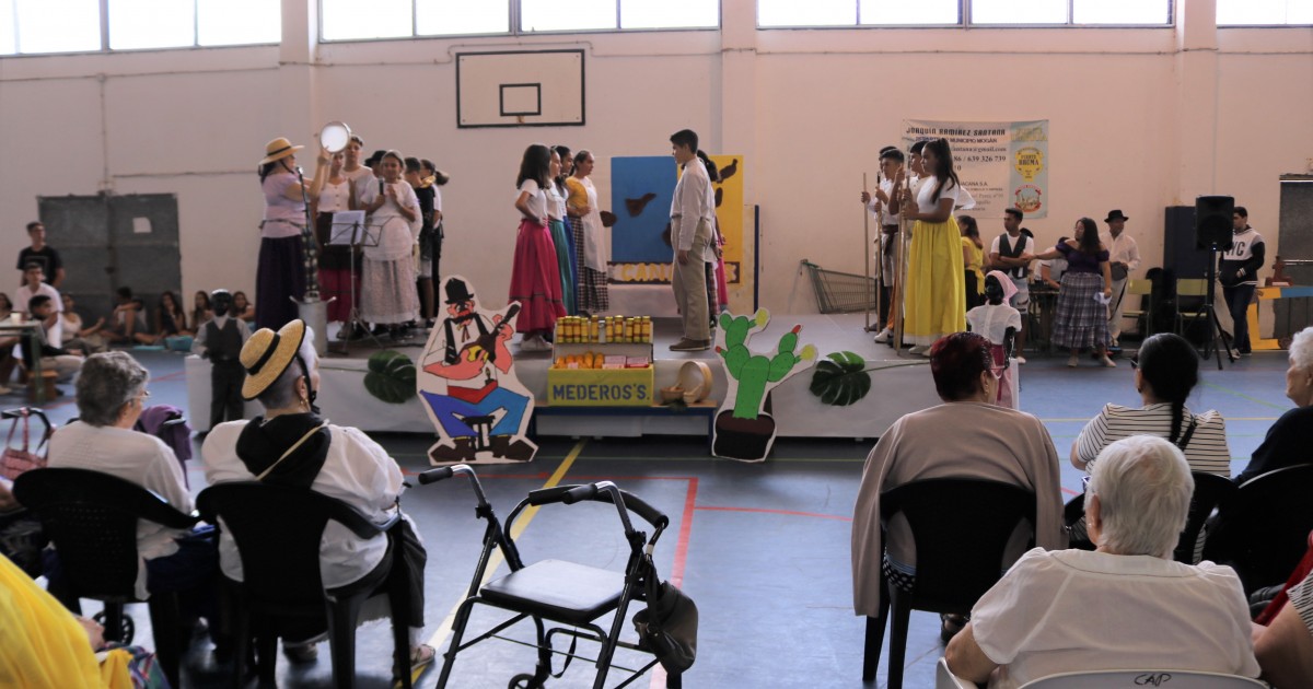 Los mayores de Mogán y los alumnos del IES Arguineguín celebran juntos el Día de Canarias
