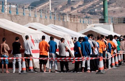El Ayuntamiento de Mogán denunciará  en el juzgado las condiciones de los migrantes en Arguineguín
