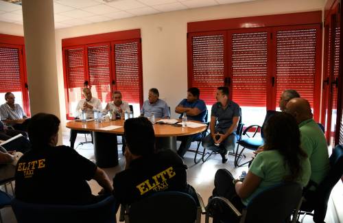 Mogán y San Bartolomé de Tirajana se unen con el sector del taxi para buscar soluciones contra el intrusismo