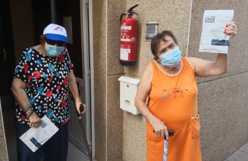 El Ayuntamiento de Mogán entrega 1.500 mascarillas a usuarios de los servicios municipales del área de Tercera Edad