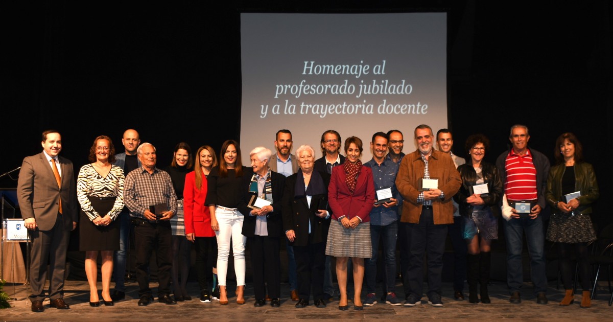 Mogán reconoce la labor de nueve docentes del municipio