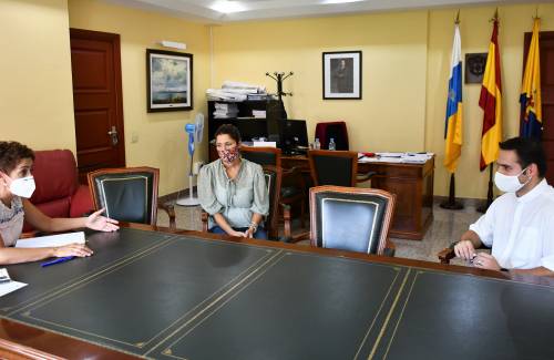 La alcaldesa de Mogán recibe al nuevo párroco de Arguineguín, Cercados de Espino y Barranquillo Andrés, Adrián Sosa