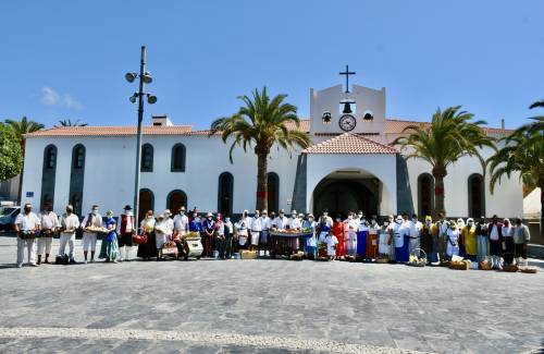 Emotivo acto de ofrendas y plegarias  a la Virgen del Carmen de Arguineguín