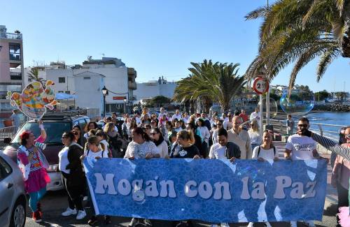 Las Escuelas Infantiles de Mogán se reúnen para celebrar la Paz en Arguineguín