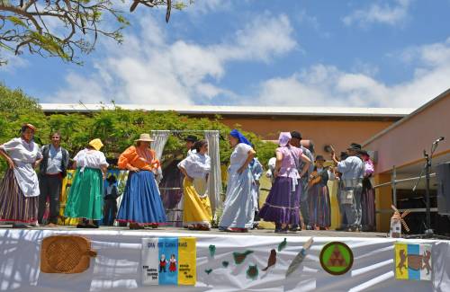 Los alumnos del IES Arguineguín disfrutan del Día de Canarias junto a los mayores del municipio de Mogán
