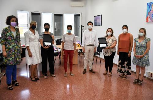 Mogán reconoce a dos directoras de centros educativos que se jubilan este curso