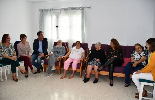 Cuatro mayores reciben las llaves de su vivienda tutelada en Arguineguín