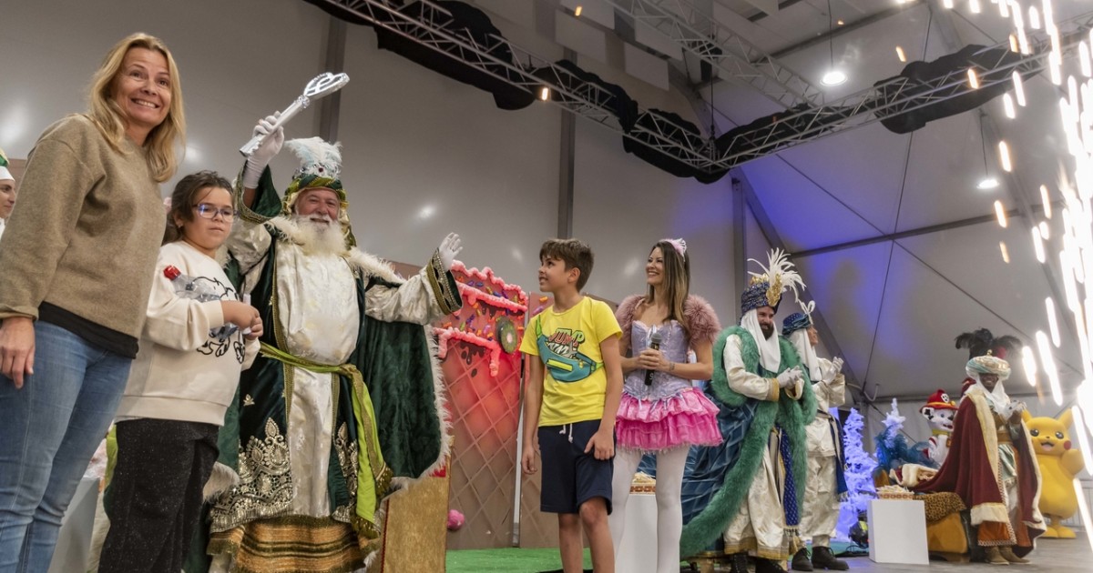 Sus Majestades los Reyes Magos reparten sonrisas e ilusión en Mogán