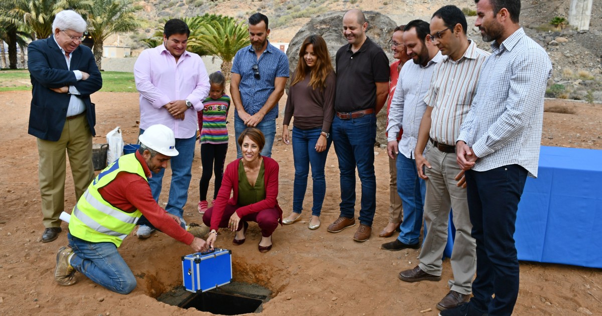 El grupo de gobierno de Mogán coloca la primera piedra del parque recreativo de Puerto Rico