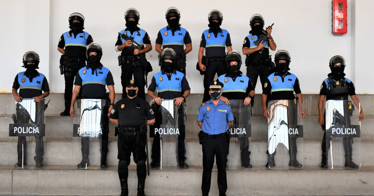Los policías locales de Mogán reciben formación en control de masas
