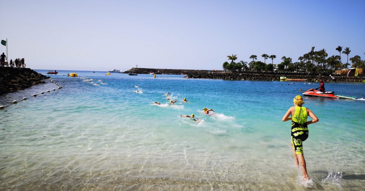Andrés Díaz e Isabel Valido, vencedores de la categoría OPEN del  III Acuatlón Mogán