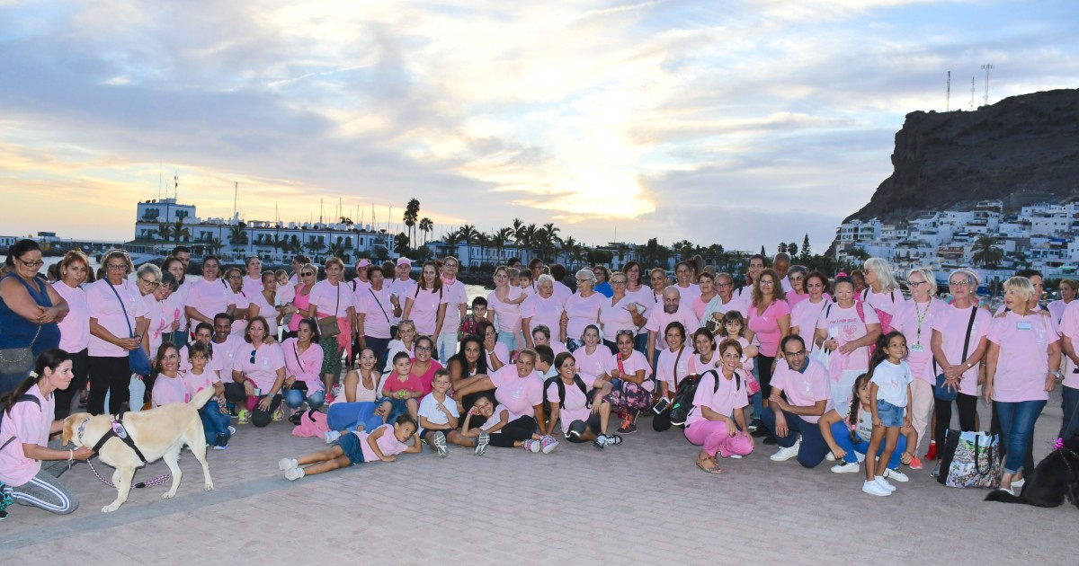 Los vecinos y vecinas de Mogán marchan  contra el cáncer de mama