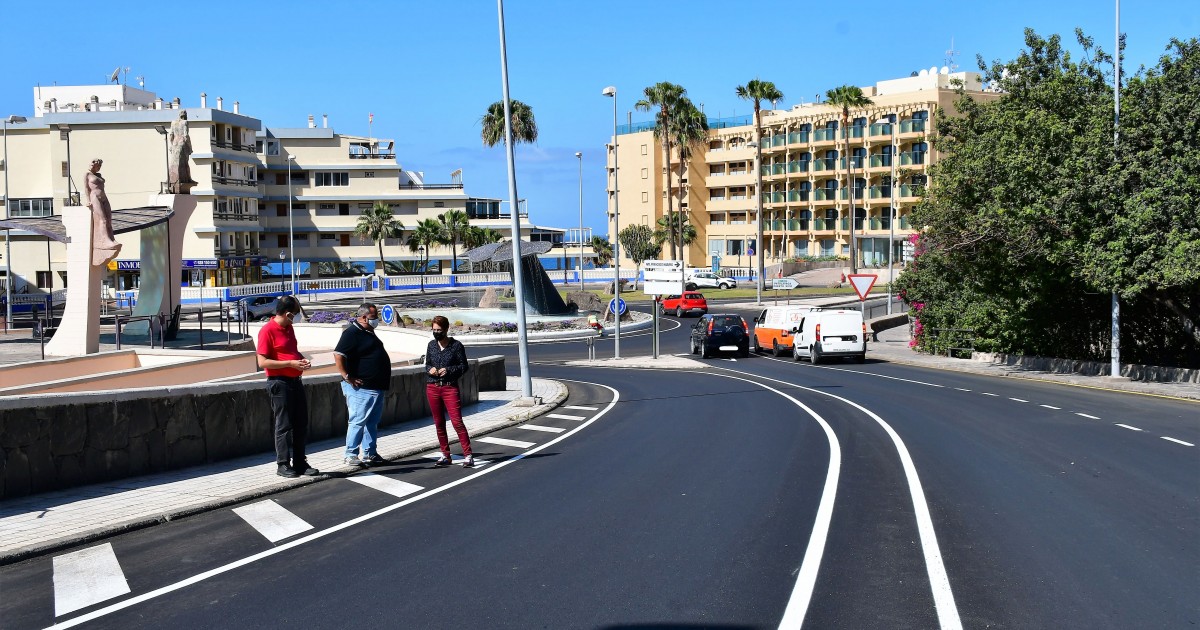 Onalia Bueno visita las calles recién asfaltadas de Arguineguín