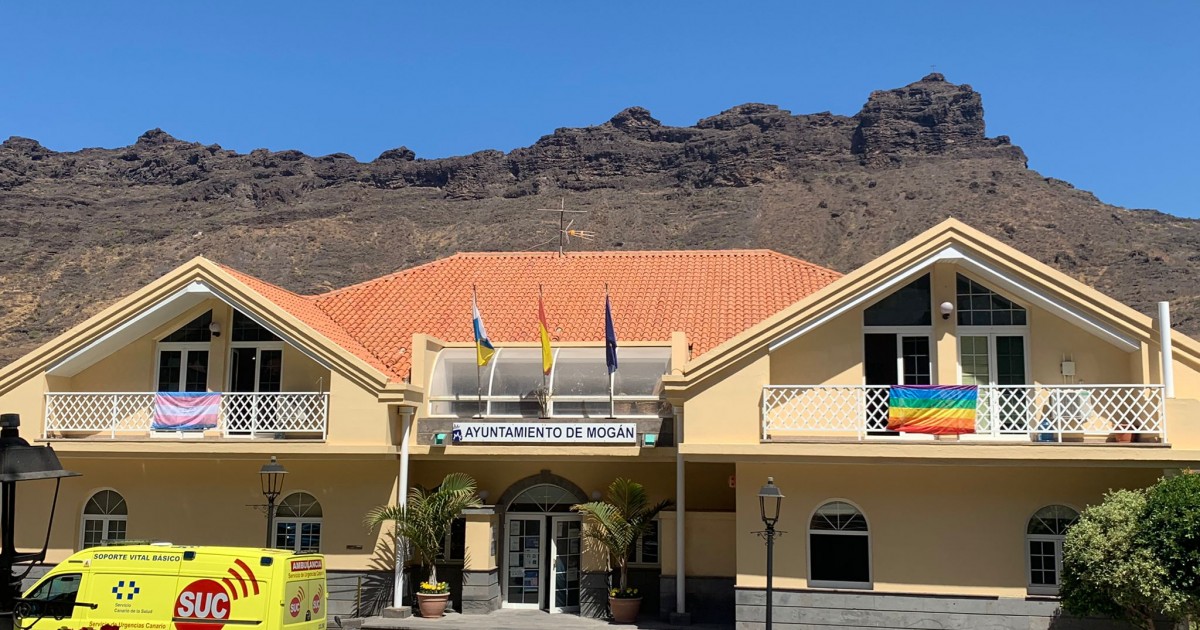 El Ayuntamiento de Mogán luce la bandera arcoíris y trans con motivo del Orgullo LGTBI