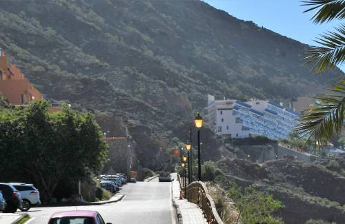 Mogán dota de alumbrado la calle Albaicín en Taurito