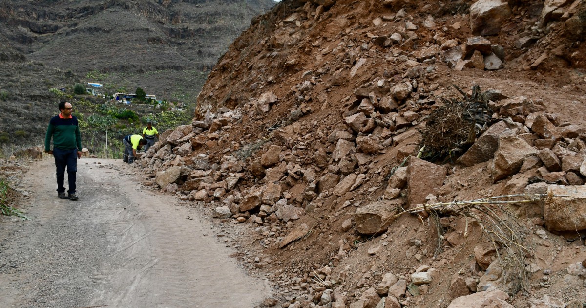 Mogán realiza obras para evitar desprendimientos en la carretera de El Caidero
