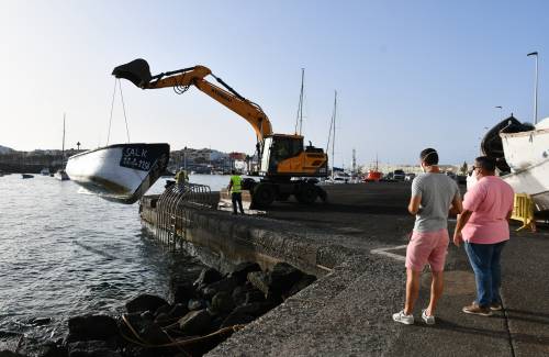 Comienza la retirada de cayucos y pateras en el Muelle de Arguineguín