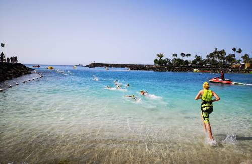 Andrés Díaz e Isabel Valido, vencedores de la categoría OPEN del  III Acuatlón Mogán