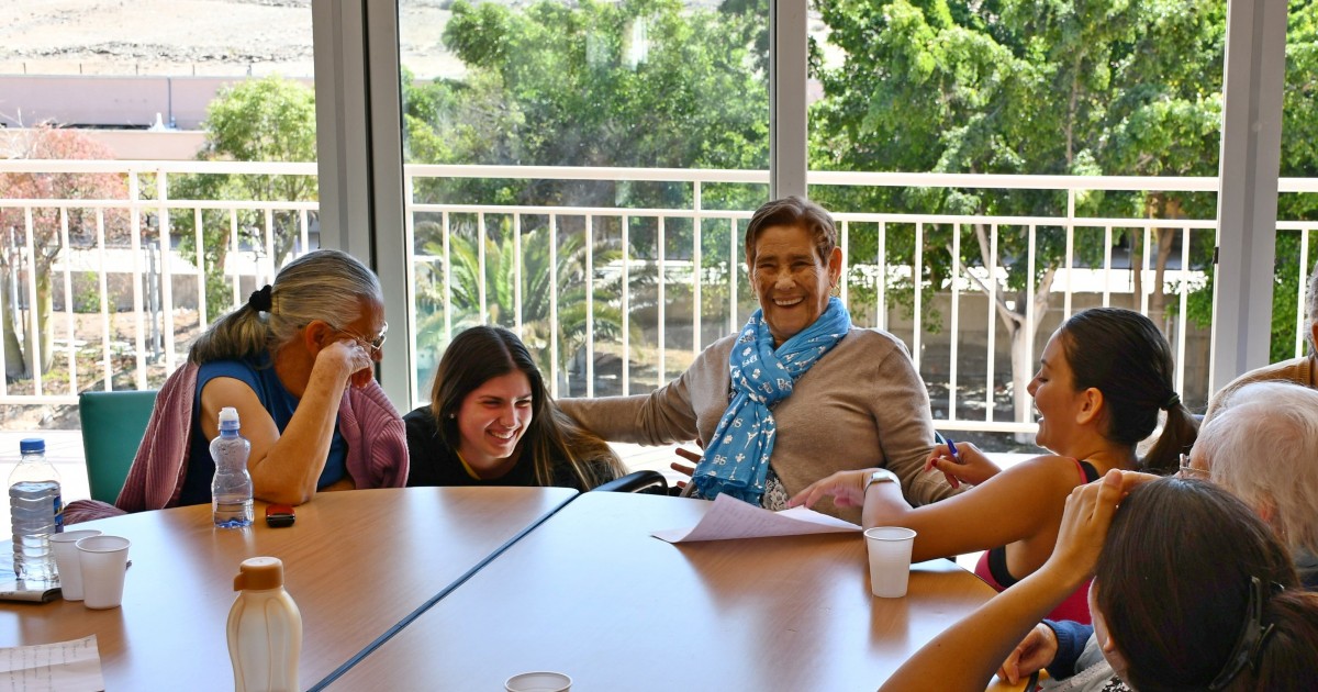 Los alumnos del IES Arguineguín aprenden y acompañan a los mayores de Mogán