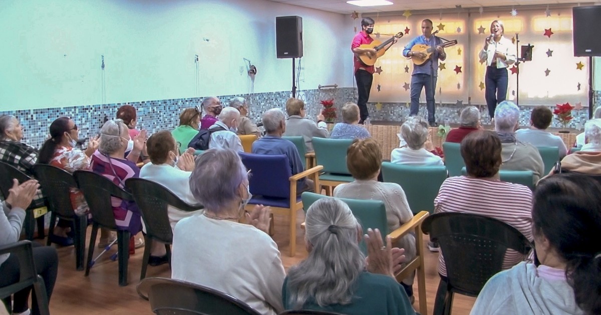 Yeray Rodríguez versea a los mayores del Centro para la Autonomía Personal de Mogán