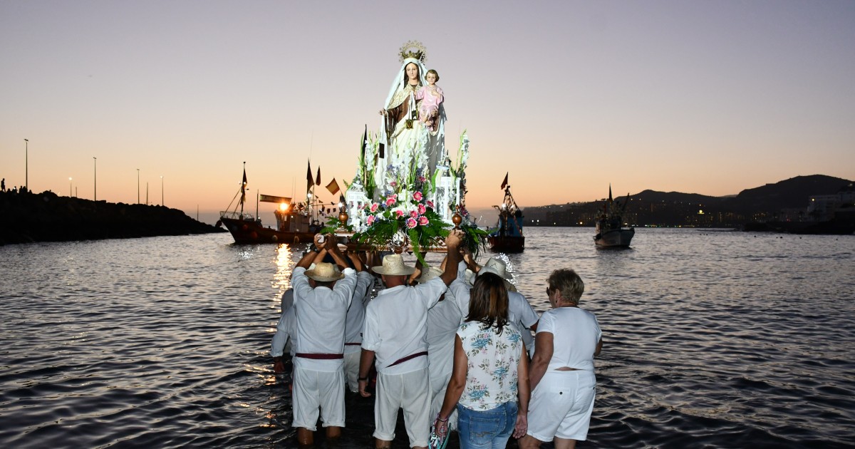 Más de 6.000 personas acuden a la procesión terrestre de la Virgen del Carmen en Arguineguín
