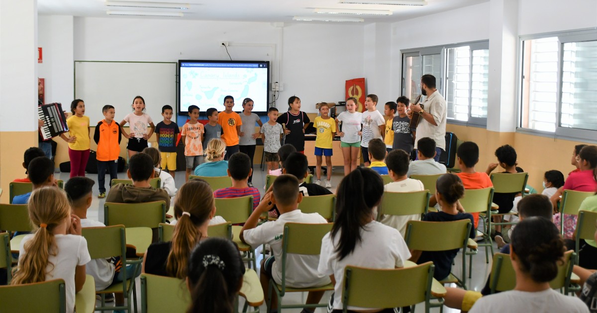 El Ayuntamiento de Mogán lleva folclore  y tradición a los centros educativos