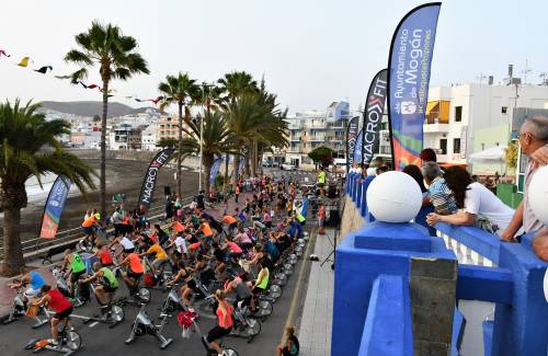 El Ayuntamiento de Mogán ofrece clases de spinning, zumba, aguagym y yoga al aire libre en Arguineguín