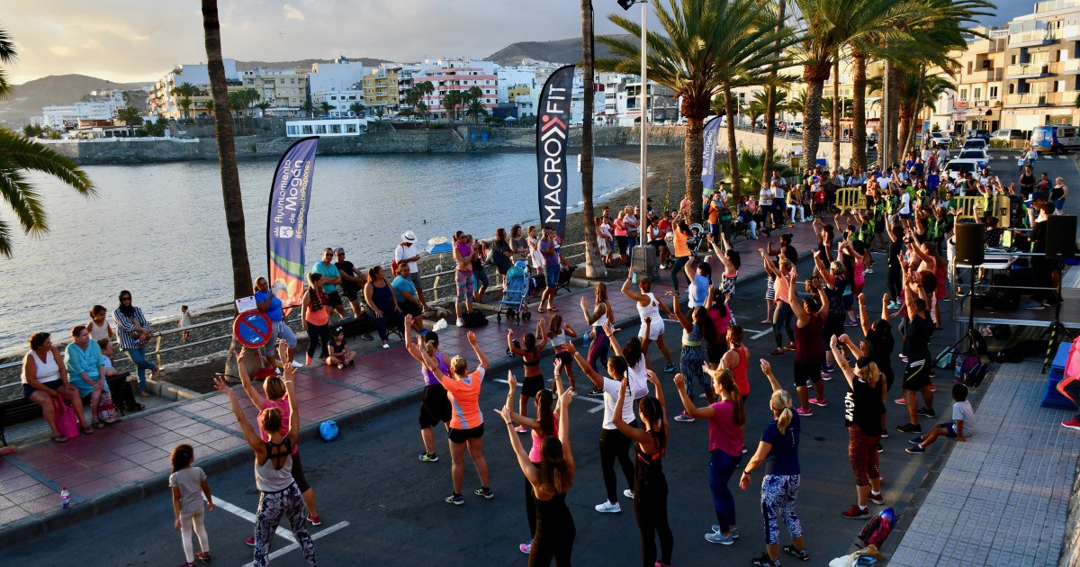 Puesta de sol cargada de deporte en Arguineguín