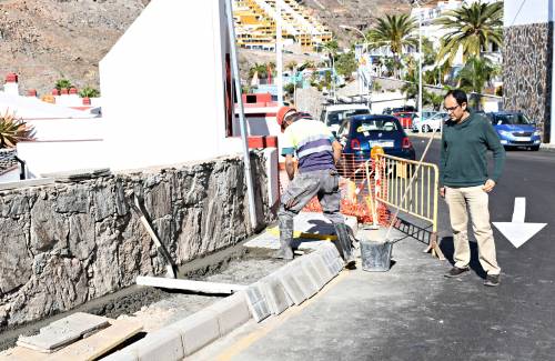 Mogán sustituye el pavimento de la acera de la calle Paíño