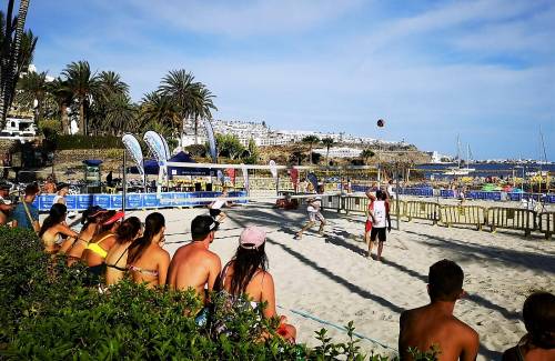 40 parejas se disputan en Anfi el  Torneo Vóley Playa Mixto 2x2