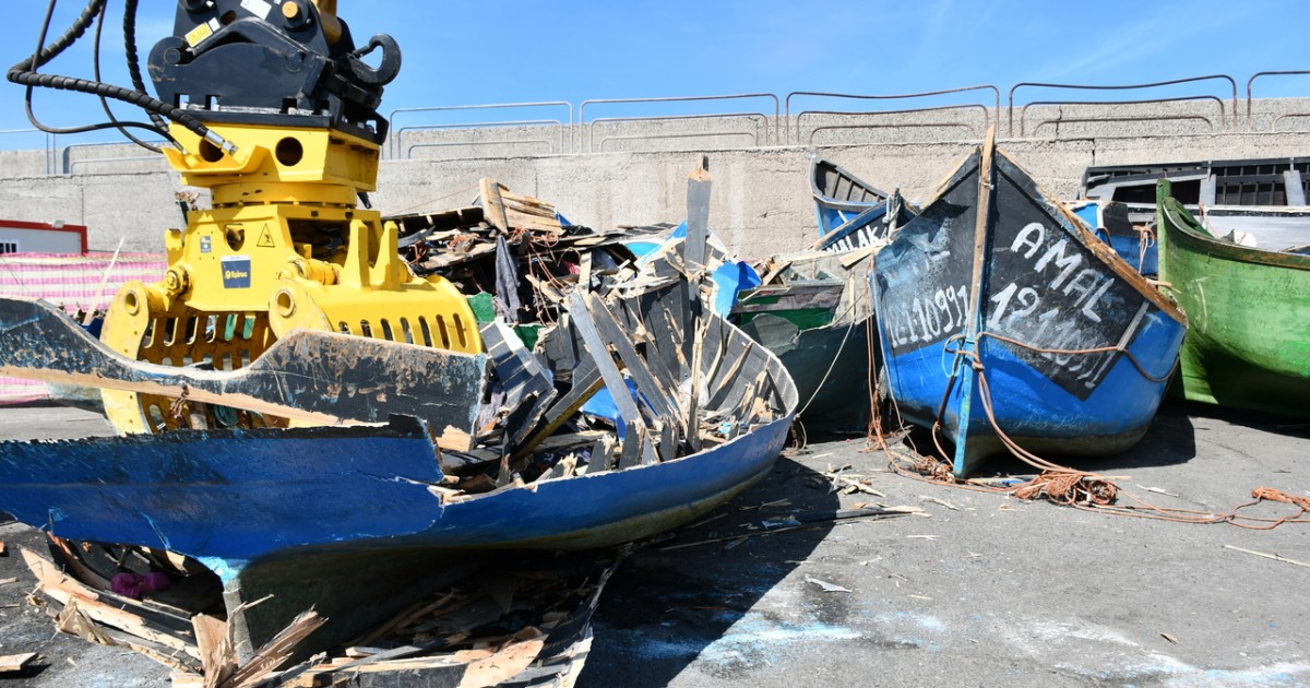 Nueva retirada de pateras y cayucos  del Muelle de Arguineguín