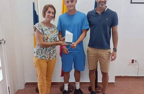 El Ayuntamiento de Mogán reconoce al futbolista moganero Dylan Roberto Valido Thompson.