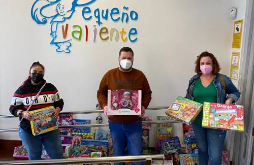 Mogán dona más de 500 juguetes  a la Asociación Pequeño Valiente