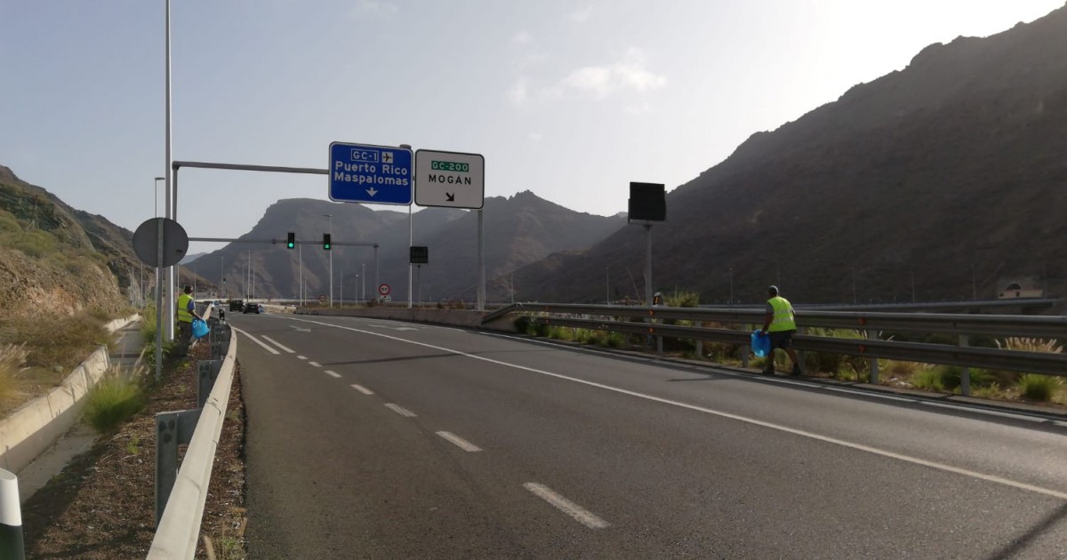 Trabajos de limpieza en las  cunetas de Mogán