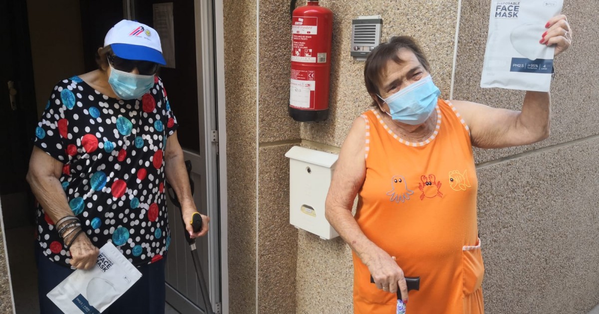 El Ayuntamiento de Mogán entrega 1.500 mascarillas a usuarios de los servicios municipales del área de Tercera Edad