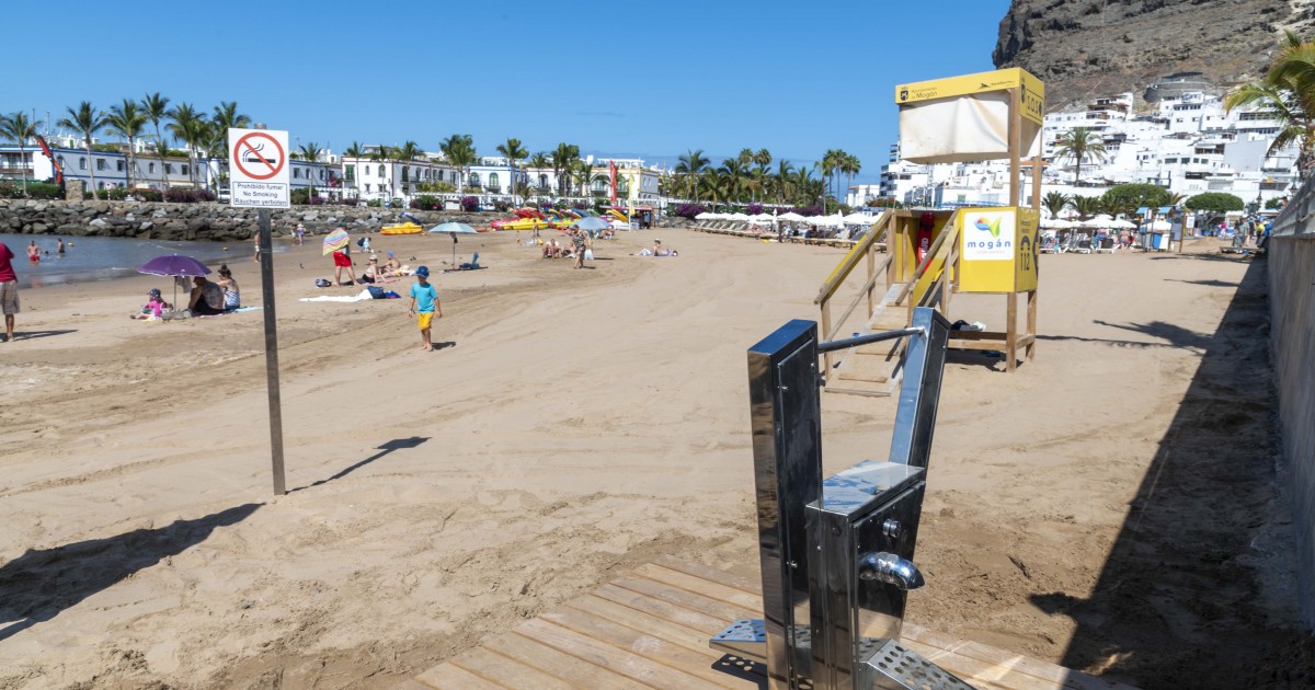 El Ayuntamiento renueva cartelería,  accesos y lavapiés en las playas de gestión municipal