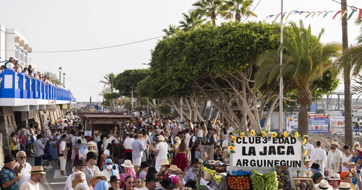Jolgorio y solidaridad en la vuelta de la Romería-Ofrenda a la Virgen del Carmen en Arguineguín