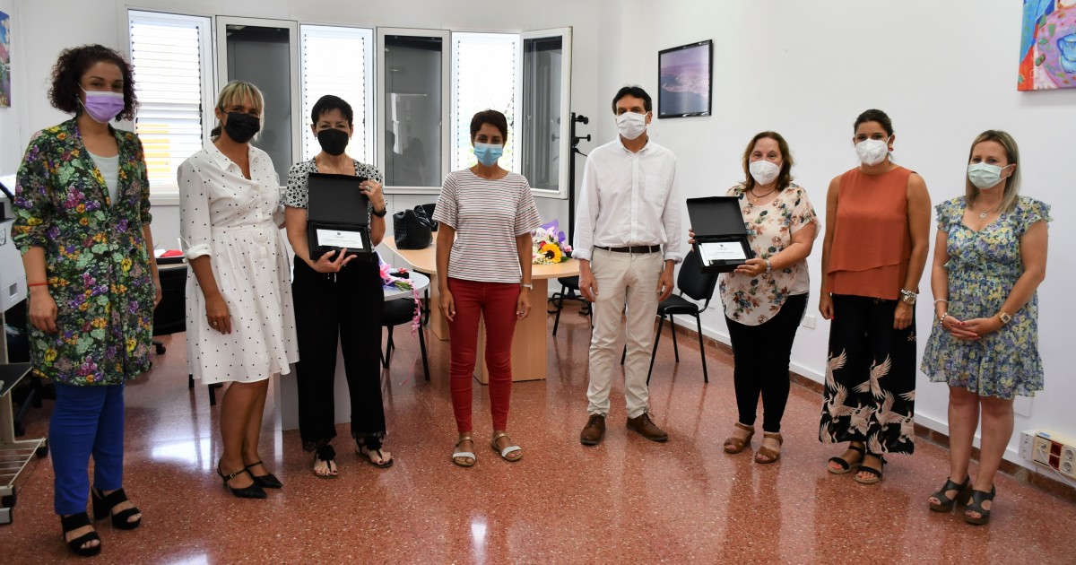 Mogán reconoce a dos directoras de centros educativos que se jubilan este curso