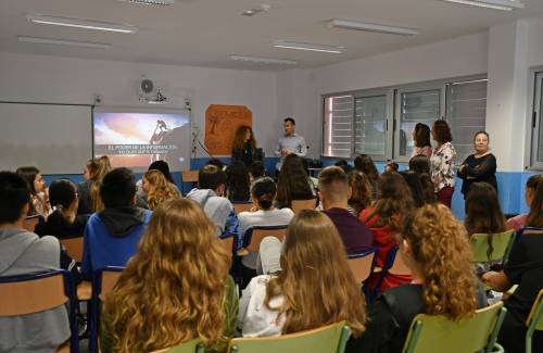 Los jóvenes de Mogán se conciencian sobre el consumo de drogas con la charla de la DJ Sofía Cristo