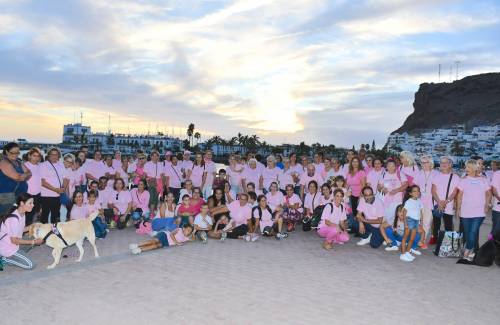 Los vecinos y vecinas de Mogán marchan  contra el cáncer de mama